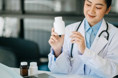 Doktorlar hastalara ilaç kullanımını açıklar. Sağlık ve Tıp Konsepti.