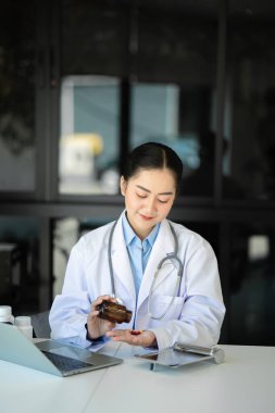 Doktorun hastaya danışmanlık yapması ve rapor, ilaç ve sağlık hizmetleri kavramının sonuçlarını sunması