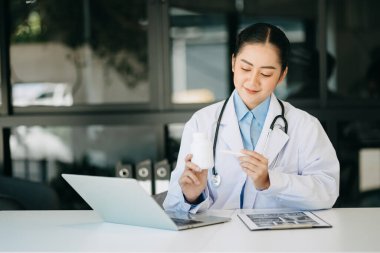 Doktorlar hastalara ilaç kullanımını açıklar. Sağlık ve Tıp Konsepti.