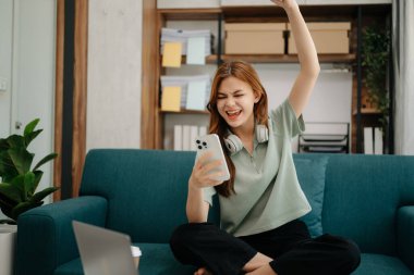 Asyalı kadınlar tablet, laptop ve evlerinde yaptıkları işlerden memnunlar ve mutlular.