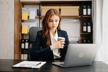 Ofiste matematik finansmanı, vergi, rapor, muhasebe, istatistik ve analitik araştırma konsepti için tablet ve dizüstü bilgisayar kullanan iş kadını