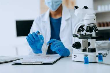 Modern tıbbi araştırma laboratuvarı. Kadın bilim adamı mikro pipetlerle çalışıyor biyokimyasal örnekleri analiz ediyor, tıp için ileri bilim kimya laboratuvarı.