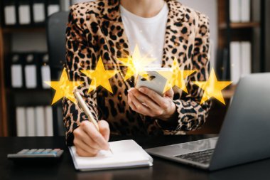 Beş yıldızı tamamlamak için müşteriler ya da müşteriler. Fotokopi alanı. Beş yıldız veriyor. Hizmet derecesi, tatmin kavramı