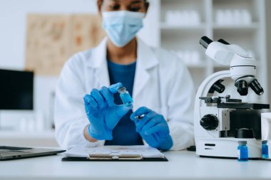 Modern tıbbi araştırma laboratuvarı. Kadın bilim adamı mikro pipetlerle çalışıyor biyokimyasal örnekleri analiz ediyor, tıp için ileri bilim kimya laboratuvarı.