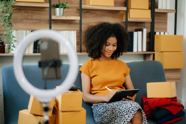 Moda blogcusu kavramı, genç Afrikalı kadınların video yayınında kıyafet satışı. Akıllı telefon ya da tablet kullanarak küçük işletme KOBİ 'si kurun.