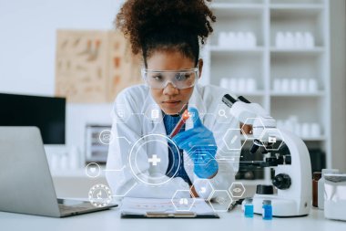 Coronavirus COVID 19 tıbbi test aşısı araştırma ve geliştirme konsepti. Laboratuar araştırmacısı Coronavirus antikorunun bilimsel örneğini analiz ediyor.