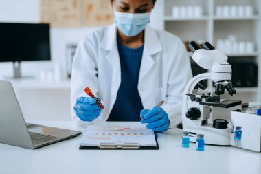 Modern tıbbi araştırma laboratuvarı. Kadın bilim adamı mikro pipetlerle çalışıyor biyokimyasal örnekleri analiz ediyor, tıp için ileri bilim kimya laboratuvarı.