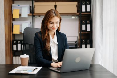 Ofiste matematik finansmanı, vergi, rapor, muhasebe, istatistik ve analitik araştırma konsepti için tablet ve dizüstü bilgisayar kullanan iş kadını