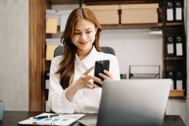 Kendine güvenen iş uzmanı çekici gülümseyen Asyalı kadın yaratıcı ofiste dijital tablet tutuyor..