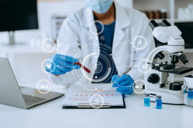 Coronavirus COVID 19 tıbbi test aşısı araştırma ve geliştirme konsepti. Laboratuar araştırmacısı Coronavirus antikorunun bilimsel örneğini analiz ediyor.