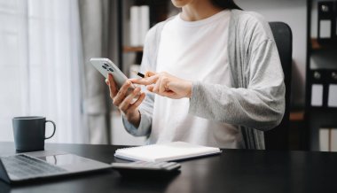 Akıllı telefon, tablet ödemeleri ve kredi kartı online alışveriş, omni kanal, dijital tablet kenetleme klavye bilgisayarı kullanan iş kadını. 