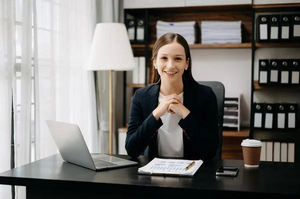 Sonriente Mujer Negocios Caucásica Sentada Mesa Oficina Mirando Cámara —  Fotos de Stock