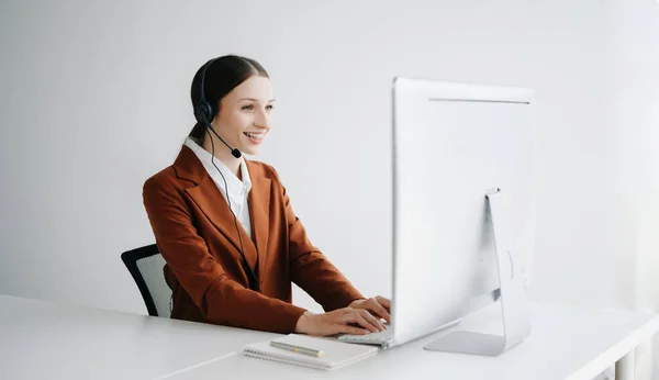 Operátor Call Centra Bezdrátové Sluchátka Mluvit Zákazníkem Žena Sluchátkách Mikrofonem — Stock fotografie