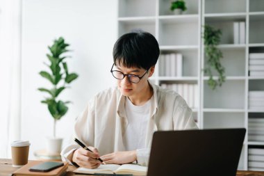 Asyalı bir öğrenci projesinde çalışıyor, internette geziniyor.