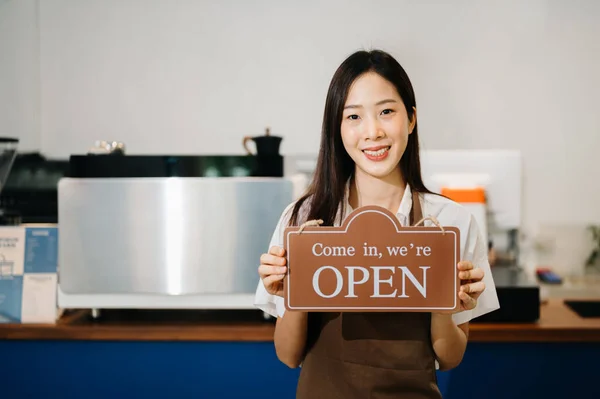 Proprietário Pequenas Empresas Mulher Asiática Mostrando Sinal Boas Vindas Café — Fotografia de Stock