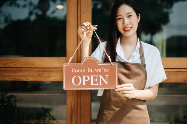 Proprietário Pequenas Empresas Mulher Asiática Mostrando Sinal Boas Vindas Frente — Fotografia de Stock