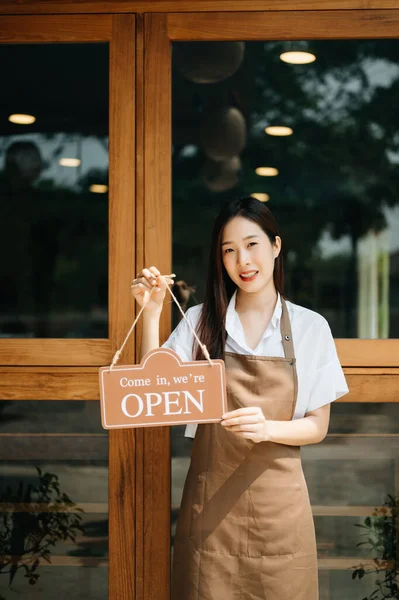 Proprietário Pequenas Empresas Mulher Asiática Mostrando Sinal Boas Vindas Frente — Fotografia de Stock