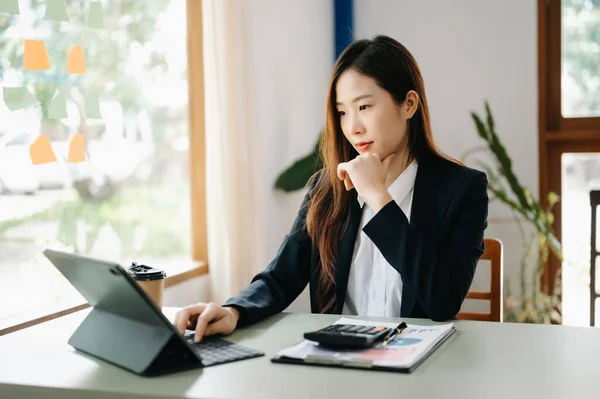 Mujer Negocios Asiática Que Trabaja Oficina Del Banco Con Tableta —  Fotos de Stock