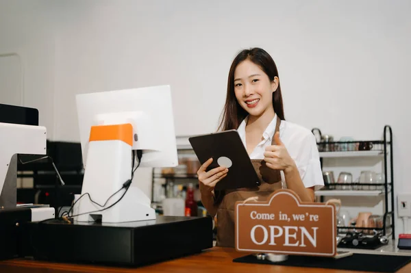Proprietário Pequenas Empresas Mulher Asiática Trabalhar Balcão Café Mulher Barista — Fotografia de Stock