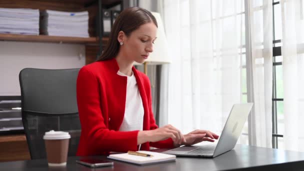 Especialista Negócios Confiante Trabalhando Laptop Enquanto Está Sentado Mesa Escritório — Vídeo de Stock
