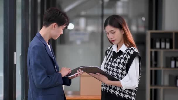 Dos Trabajadores Negocios Asiáticos Que Utilizan Tableta Oficina Moderna — Vídeos de Stock