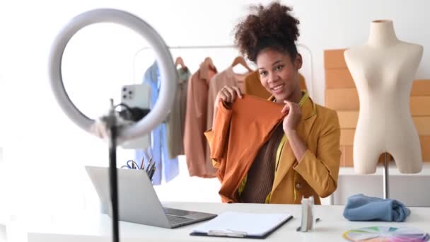 Έννοια Blogger Μόδας Νεαρή Αφρικανή Που Πουλάει Ρούχα Video Streaming — Αρχείο Βίντεο