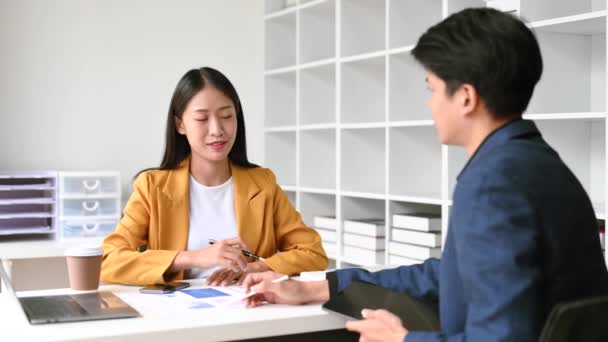 亚洲商界同行使用平板电脑展示并解释财务图表 团队合作 金融营销团队 同时坐在现代化的办公室 — 图库视频影像