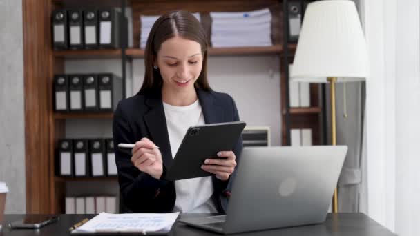 Selbstbewusster Wirtschaftsexperte Arbeitet Digitalen Tablet Während Kreativbüro Schreibtisch Sitzt — Stockvideo