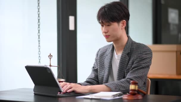 Bonito Asiático Homem Advogado Trabalhando Tablet Digital Escritório Conceito Justiça — Vídeo de Stock