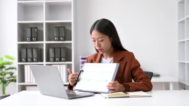 Geschäftsfrau Mit Laptop Für Mathematische Finanzen Auf Schreibtisch Steuer Bericht — Stockvideo