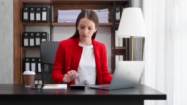 Sikeres Üzletasszony Dolgozik Laptop Modern Office Desk — Stock videók