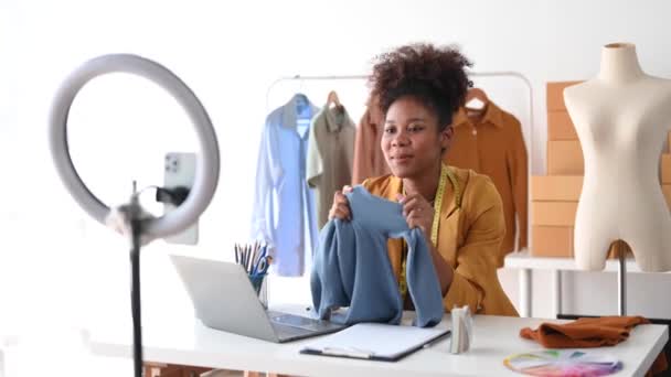 Концепція Модного Блогера Молода Африканка Продає Одяг Відеотрансляції Запуск Малого — стокове відео