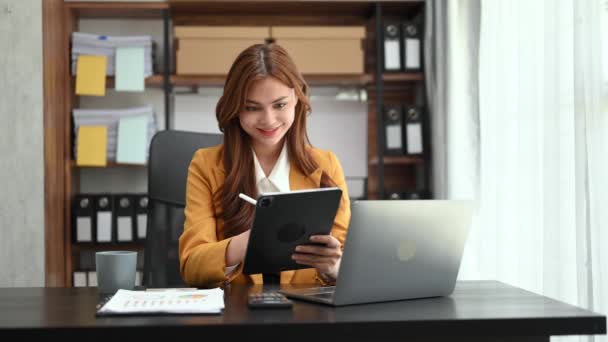 Jovem Mulher Bonita Trabalhando Tablet Laptop Enquanto Sentado Mesa Madeira — Vídeo de Stock
