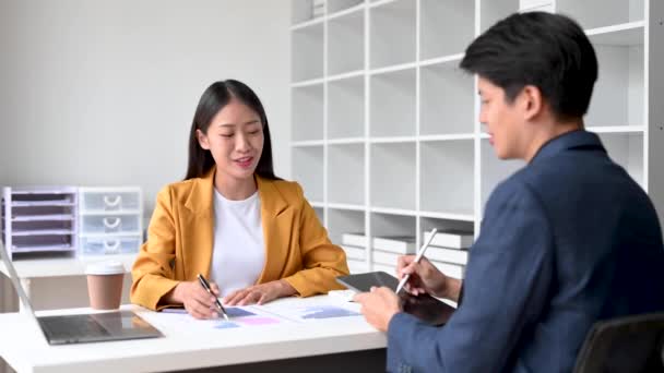 Asiatiska Affärskollega Företag Presenterar Och Förklarar Finansiella Diagram Med Hjälp — Stockvideo