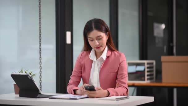 Ofiste Belgelerle Akıllı Telefonla Çalışan Bir Kadını — Stok video