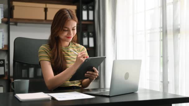 Businesswoman Pracuje Laptopem Tabletem Biurze — Wideo stockowe