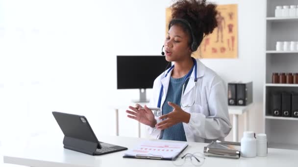 Atractiva Doctora Hablando Mientras Explica Tratamiento Médico Paciente Través Una — Vídeos de Stock