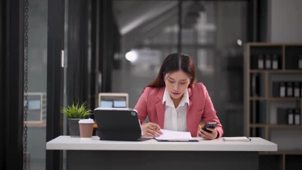Kadını Office Belgeleriyle Çalışma — Stok video