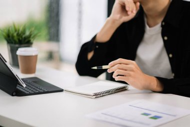 Finansal iş stratejisi katmanı etkisi olan dijital tablet bilgisayarla sabah ışığında çalışan iş adamı