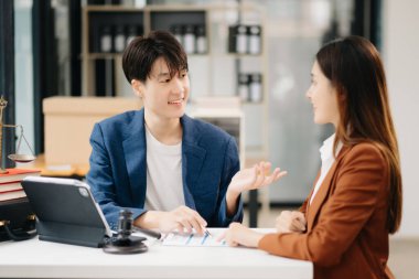 İş adamları şefkatle el ele tutuşup ofiste sözleşmeyi tartışıyorlar.