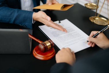 İki avukat kontrat belgelerini görüşüyorlar. 