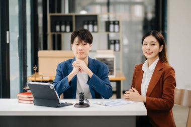 İş adamları şefkatle el ele tutuşup ofiste sözleşmeyi tartışıyorlar.