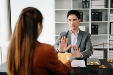 Avukat, avukatlık bürosundaki Asyalı iş kadınının zarfında rüşvet vermeyi reddediyor.