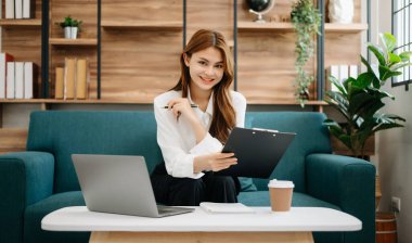 İş kadını bilgisayarını matematik finansmanı, vergi, rapor, muhasebe, istatistik ve analitik araştırma konsepti için kullanıyor.