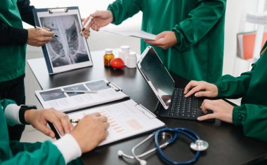 Kalp hastalığı, zatürree, gastrointestinal ve mide hastalıklarının tedavisi için doktor ve tıbbi personel danışmanlarıyla bir araya geliyoruz. ve modern hastanede osteoporoz.