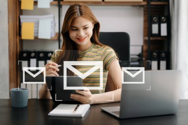 E- posta ikonu, e-posta pazarlama konsepti, e-posta ya da bülten, online çalışan internet ağı teknolojisi kullanan Asyalı Kadın