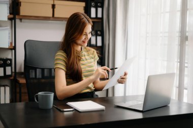 Modern ofiste çalışan güzel Asyalı iş kadını.
