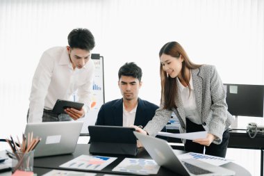 Ofisteki iş arkadaşları gündelik bir konuşma yapıyorlar. Bir konferans odasında bir grup iş adamı konferans odasında yeni bir girişim olan Projec 'te oturuyorlar.