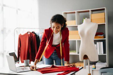 Genç Afrikalı kadın moda tasarımcısı. Stüdyoda mutlu bayan terzi