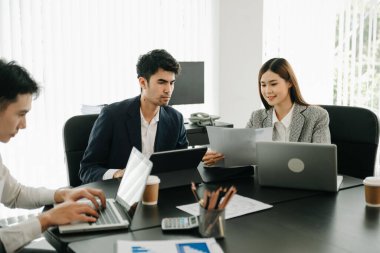 Ofiste birlikte çalışan başarılı iş adamlarının portresi. Çift çalışması başlangıç konsepti